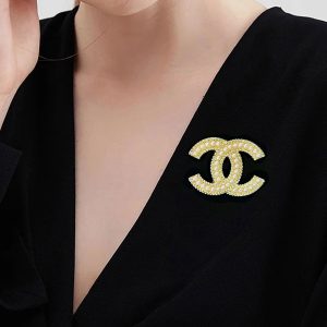 Elegant brooch designed with artificial pearls enhances the wearer's temperament and graceful style